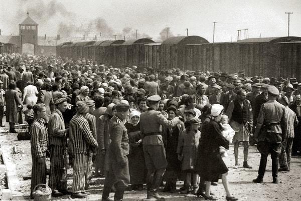 1. Holokost'ta hayatını kaybeden herkesi bir dakikalığına durup ansaydık, dünya 11,5 yıl boyunca sessiz kalırdı.