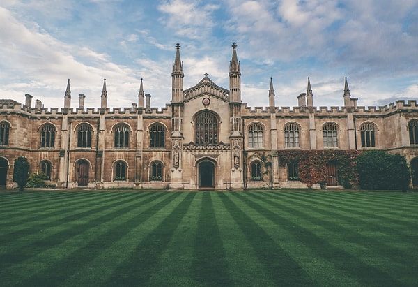 4. Oxford Üniversitesi, Aztek Uygarlığı'ndan yaşlıdır:  Aztek İmparatorluğu 1428'de, Oxford Üniversitesi 1096 tarihinde kuruldu.