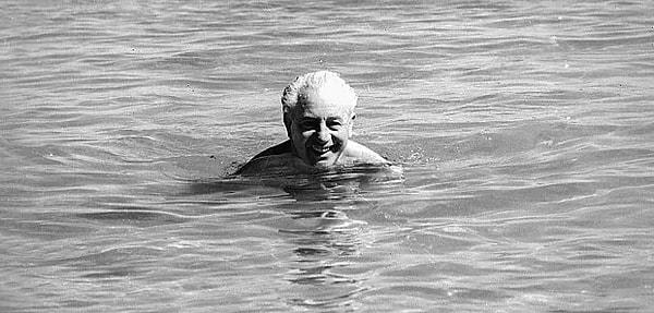8. 17. Avustralya Başbakanı Harold Holt, Cheviot Plajı'nda yüzerken kayboldu. Kendisinden bir daha haber alınamadı.