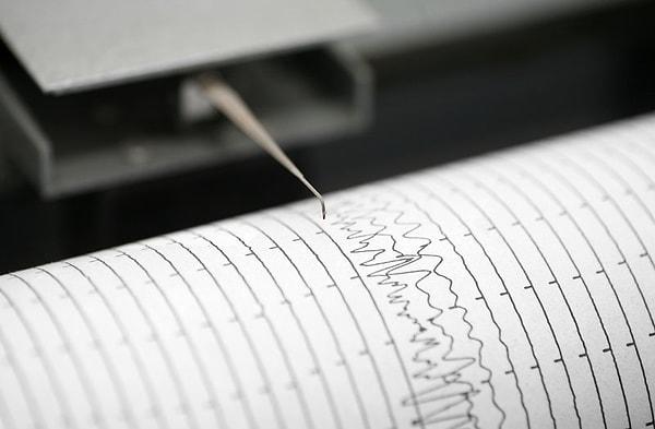AFAD ve Kandilli Rasathanesi, Türkiye'de ve ülkemize komşu olan tüm ülkelerde meydana gelen depremlerin ölçülen verilerini kamuoyuna duyuruyor.