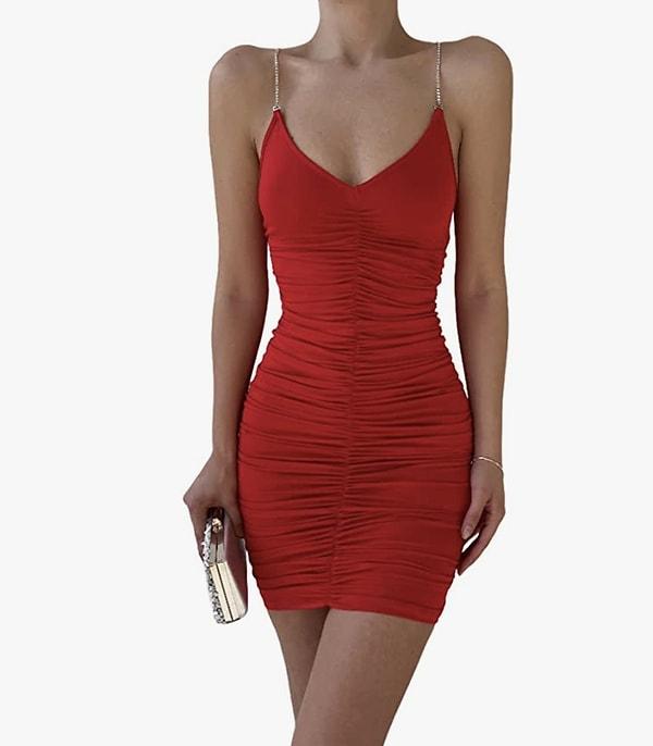 8. Sevgililer günü partisine giderken sizi şık ve seksi gösterecek: Taş askı drape detay V yaka kısa kırmızı elbise