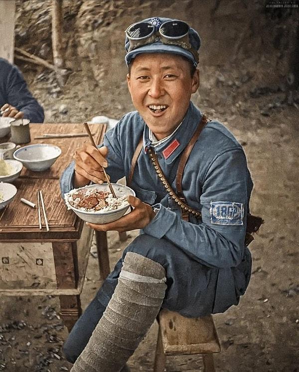 1. İkinci Çin-Japon Savaşı sırasında yemek yiyen asker - 1944: