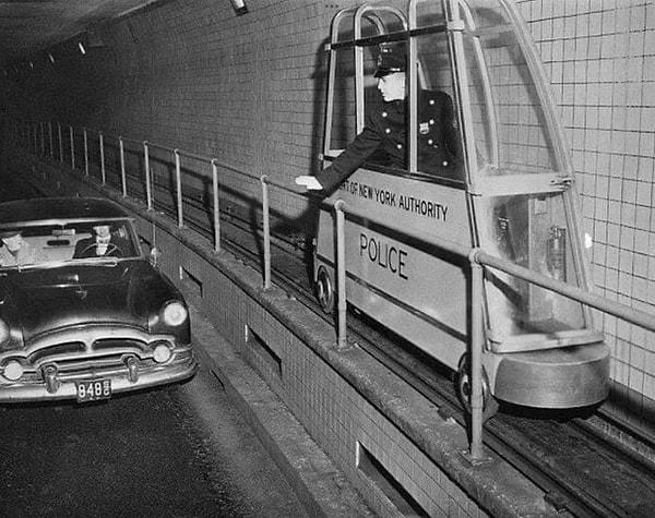 4. 1950'de New York metro sistemindeki polis arabası: