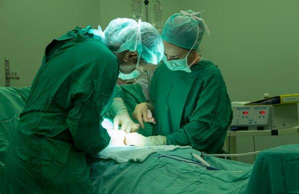 'Simfizyotomi', sol ve sağ pelvik kemik arasındaki kıkırdağın kesildiği, pelvisin genişletildiği ve sezaryen doğumun gerçekleştiği riskli ve epey eski bir cerrahi ameliyattı.