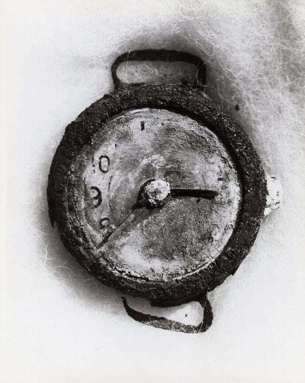 2. Hiroshima'da 8'i 5 geçe atom bombasının patlamasıyla duran saat.