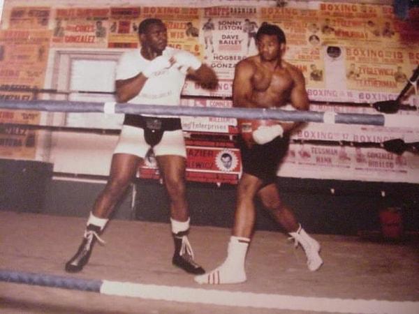 12. 1960'ların sonlarında Sonny Liston'ın George Foreman ile boks yaptığı nadir fotoğraf: