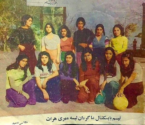 17. Afganistan'da bir lisedeki kadın basketbol takımı, 1980ler: