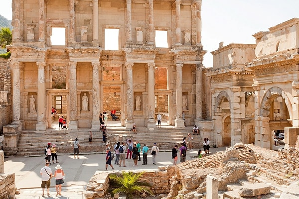 10. Каковы основные географические особенности Измира, Турция?