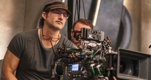 Robert Rodriguez, film endüstrisine diğer yönetmenlerden çok farklı bir şekilde başladı. 'From Dusk Till Dawn' ve 'Alita: Battle Angel' filmlerinin yönetmeni olan Rodriguez, Hollywood'da düşük bütçelerle de film yapılacağını tüm dünyaya göstermiş biri.