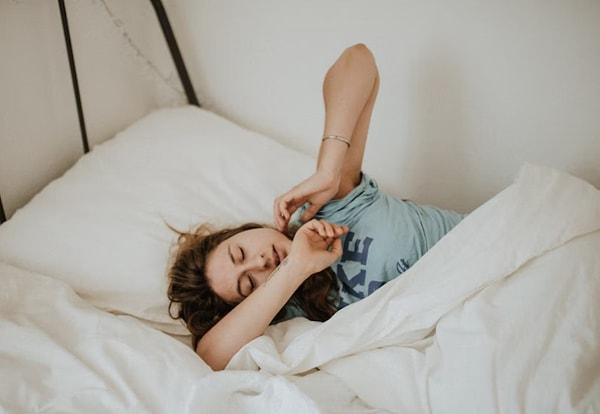 Çoğumuzun yaşadığı bu sıçrama anları, 'hipnogojik sıçrama', uyku başlangıcı veya hipnik sarsıntı olarak da bilinir. Bunlar, uykuya daldığınız anda meydana gelen ani ve kısa vücut kasılmalarıdır.