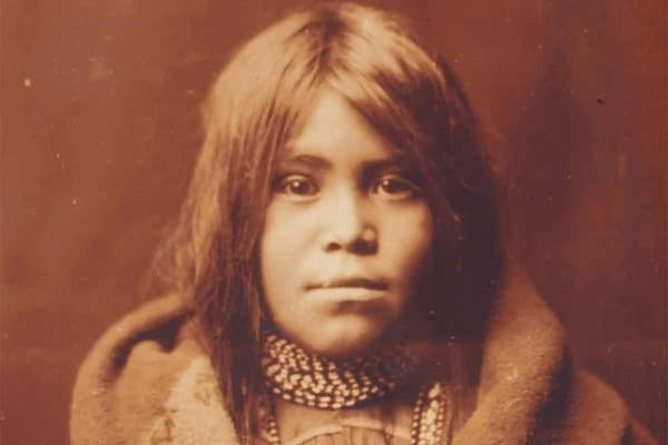 Lozen, 1840 civarında Ojo Caliente, New Mexico yakınlarındaki 'Chihenne Apache' grubunda doğdu.