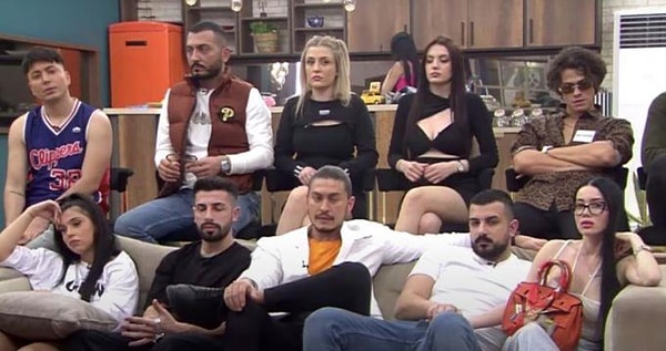 Öykü Serter'in sunuculuğunu üstlendiği Kısmetse Olur Aşkın Gücü yeni formatıyla haftanın 6 günü yayınlanıyor. YouTube üzerinden yayınlanan yarışmada her bölüm tansiyon yükseliyor.