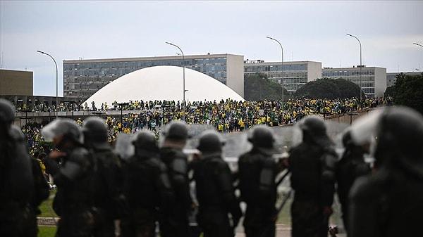 Seçim sonuçlarının açıklanmasının ardından Bolsonaro destekçileri çeşitli eylemlerde bulunmuş ve  8 Ocak'ta da ordunun müdahalede bulunması talebiyle slogan atarak polis bariyerini aşıp Ulusal Kongre binasına girmişti.
