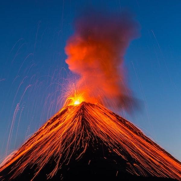 11. Guatemala'da bulunan Fuego volkanı 👇
