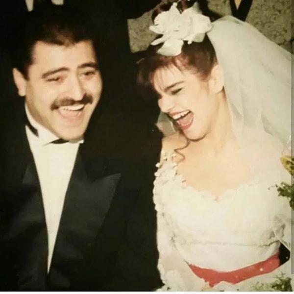 Özellikle 90'lı yıllara damga vuran Elif Karlı, 1993 yılında Cengiz Karlı ile nikah masasına oturmuştu.