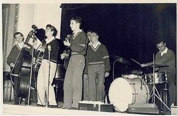 İlk müzik grubunu 1958 yılında Galatasaray Lisesinde okurken kurdu.