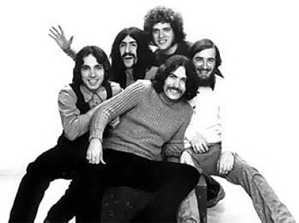 Moğullar grubu ile güçlerini birleştirdi. Barış Manço ve Moğullar grubu "MançoMongol" adı ile ilk kez 1971 yılının Nisan ayında Türkiye'de konser verdiler.