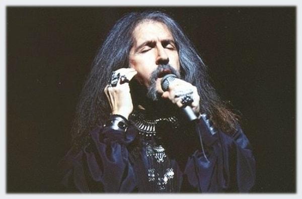 Son konserini sanat kariyerinin 40. yılında, 9 Eylül 1998 tarihinde İzmir'in Karşıyaka ilçesinde verdi.