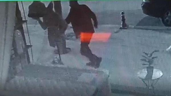 Karabük’te bir mağazanın önüne reklam amaçlı koyulan Hülya Avşar’ın maketine saldırı düzenlendi.