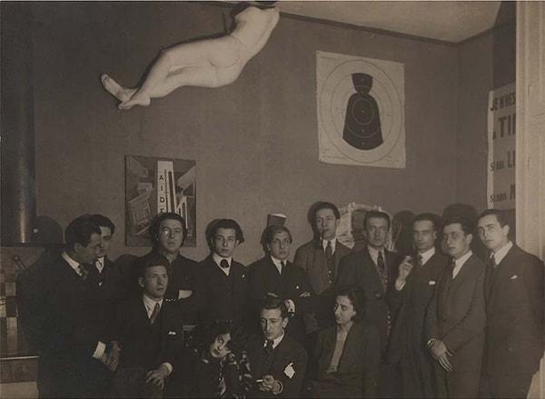 Dada'nın akıl karşıtı geleneği üzerine inşa edilen sürrealizmin üyeleri arasında şair Tristan Tzara, ressam Francis Picabia, yazar ve heykeltraş Marcel Duchamp, film yönetmeni Jean Cocteau ve yazar Antonin Artaud da vardı.
