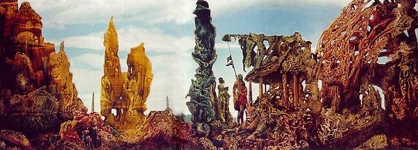 1937'ye gelindiğinde önemli sürrealist sanatçıların çoğu, Nazi zulmünden kaçmak için Avrupa'yı terk etmek zorunda kaldı. Max Ernst'in Yağmurdan Sonra Avrupa II (1940–42) eseri 2. Dünya Savaşı'nın zirvesinde kıyamet sonrası bir bakış açısını yansıtıyor.