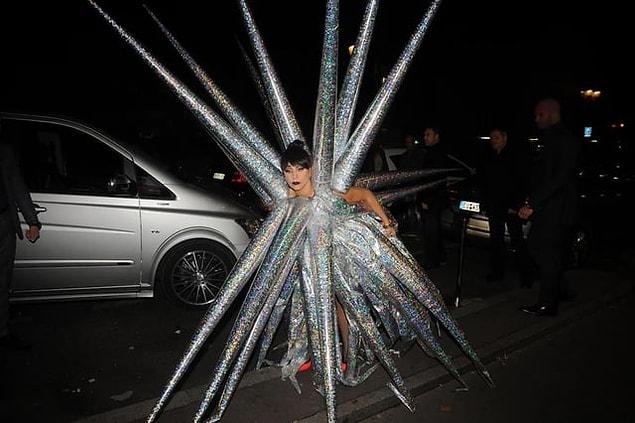 4. Paris gecelerinde eğlenmeye çıkan Lady Gaga'nın kıyafet seçimi biraz tüyler ürpertici değil mi?