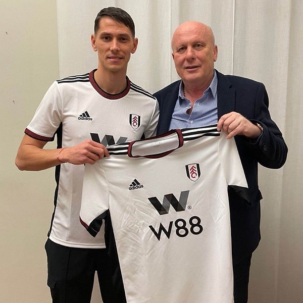 23. Fulham, Torino'nun 26 yaşındaki orta saha oyuncusu Sasa Lukic'i 10 Mi€ ödeyerek transfer etti.