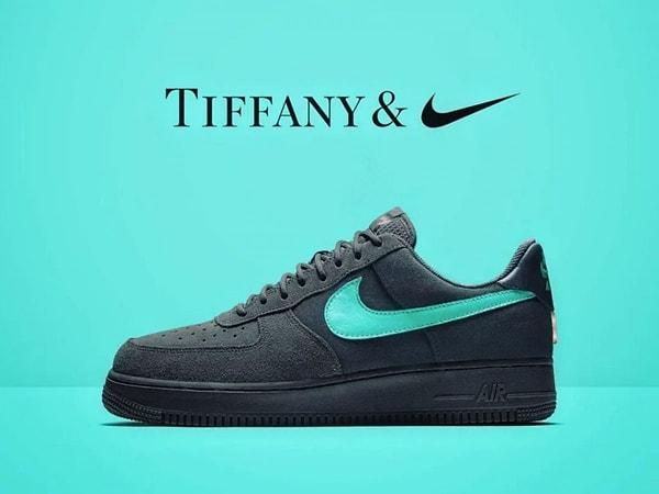 Sosyal medya hesabından tanıtılan ürünler arasında Nike'ın Tiffany mavisi imzalı swoosh logosuna ve som gümüş bir süslemeye sahip, siyah Nike Air Force 1 Low spor ayakkabı öne çıktı.