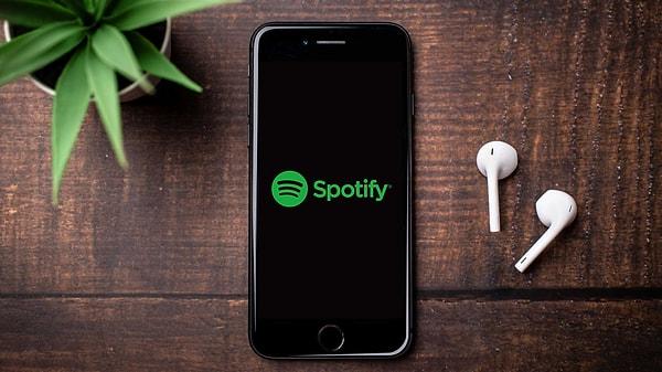 Bir zam haberi daha geldi ve bugün itibariyle Spotify abonelik ücretlerine zam geldi. Bunun üstüne hem kullanıcılar hem de sanatçılar için en kullanışlı ve avantajlı müzik platformunun hangisi olduğu araştırılmaya başlandı.