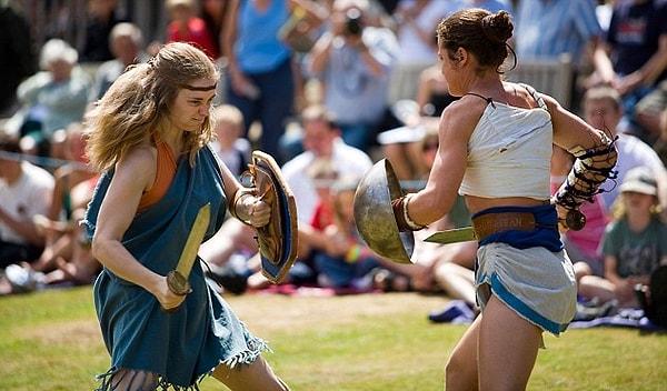 Ayrıca gladius adı verilen bir kılıç, kol ve alt bacak koruyucuları ve vücut kalkanı kullanırlardı. Gladyatrikslerin miğfer kullanmamaları ilginçtir. Kullanmamalarının nedeni ise kadınsı saç stillerini savaşçı yönlerinin açık bir göstergesi olarak sergilemek istemeleridir.