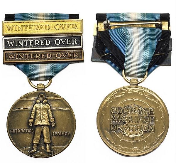 9. Antarktika’da çalışan kişiler madalyayla ödüllendirilmiştir.