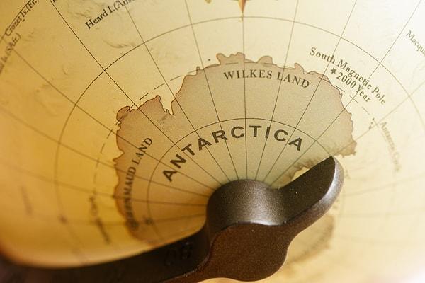 10. Antarktika, Amerika Birleşik Devletleri ve Meksika’nın yüz ölçümünün toplamına ya da Avustralya’nın yüz ölçümünün iki katına eş değerdir.