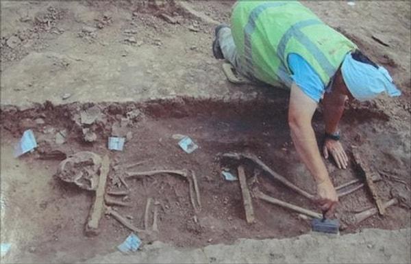2 Haziran 2010’da Credenhill, Herefordshire İngiltere’de arkeologlar bir gladyatrikse ait olabileceği düşünülen başka kalıntılar ortaya çıkardılar. Gömüde bulunan kadının bacak ve kol kemikleri sıra dışı şekilde ağır bulundu ve güçlü kaslara sahip olduğu fikrini verdi.