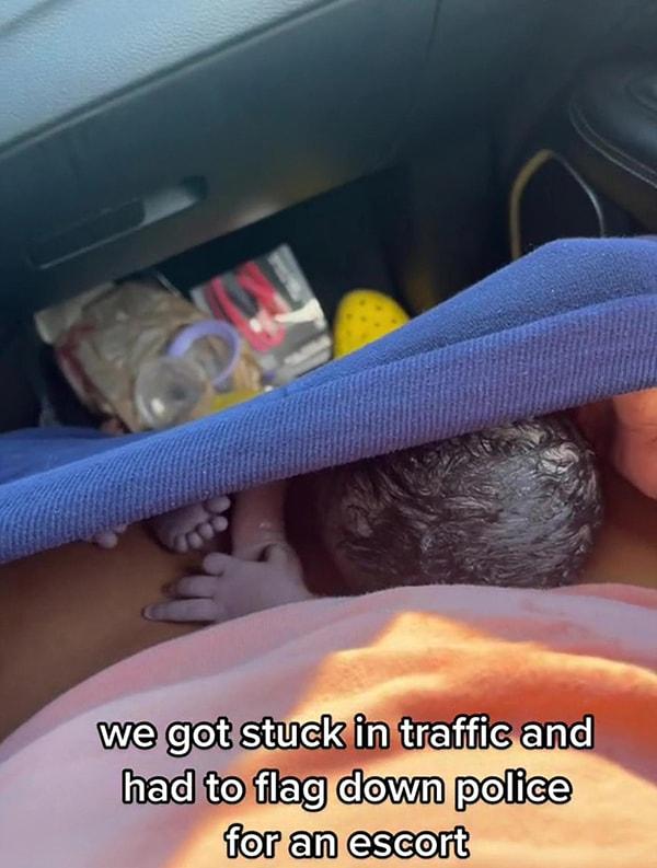 Memurun yardımı ile 20 dakika sonra hastaneye ulaşmışlar, hemşireler koşarak arabanın yanına gelmiş ve bebeğin göbek bağını orada kesmişler.