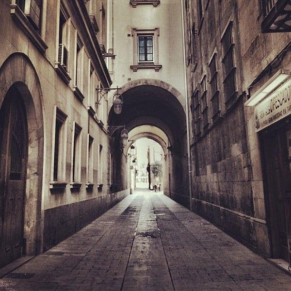 Tablonun isminde geçen Avignon; Barselona’da genelevleriyle ünlü olan Carrer d’Avinyó sokağından geliyor.