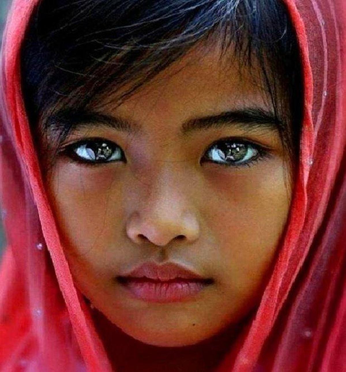 Самого редкого человека. Девочка с необычными глазами. Самые красивые глаза. Необычные красивые глаза. Необычный цвет глаз.
