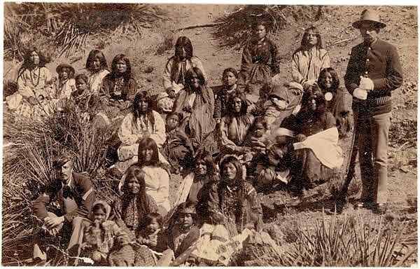 1886'da Geronimo ve takipçilerinin geri kalanı teslim olmayı kabul etti ve silahlarını bıraktı. Beş gün sonra, Geronimo, Lozen ve Dahteste ismindeki bir başka kadın savaşçı  Florida'daki esir kampına giden bir trendeydi.