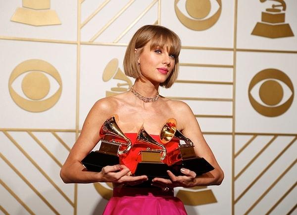 Taylor'ın ödülü hak etmediğini söyleyen Kanye'nin bu konuşması sonrasında 58. Grammy Ödüllerinde "Yılın albümü" ödülünü kazanan Taylor Swift, gönderme ve imalarla dolu bir konuşma yaptı.