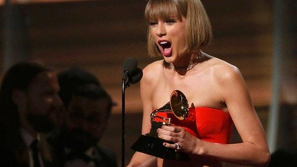 Kanye West'e isim vermeden cevap veren Swift, ödül konuşmasında;  "Etrafta başarınıza engel olmaya çalışan bir sürü insan var. Bu insanları engellemenin en güzel yolu, işinize bakmak." dedi.
