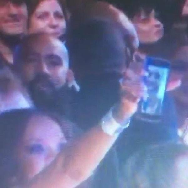 O gece rahat tavrıyla kameralara matarası ile poz veren Rihanna, ödül töreni sırasında FaceTime görüşmesi ile arkadaşıyla görüntülü konuştu.