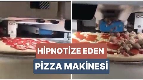 Seri Üretim Videoları İzlemeyi Sevenler Buraya! Bu Otomatik Pizza Makinesini İzlerken Hipnotize Olacaksınız!