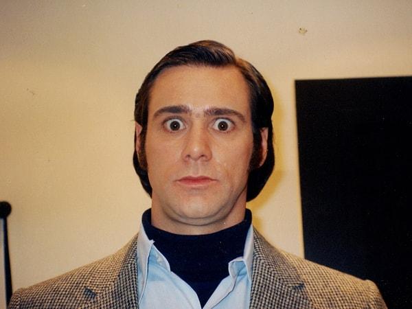 1998'de çok beğenilen hiciv dolu filmi "The Truman Show"dan sonra "Man on the Moon"a imza atan Carrey için Kaufman rolü çok uygun göründü. Sonunda Carrey'nin performansı, metot oyunculuğundan çok daha fazlası olacaktı.