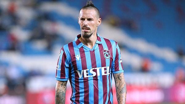 Trabzonspor'un tecrübeli orta sahası Marek Hamsik, kendisiyle özdeşleşen "Mohikan" tarzı saç stilini değiştirdi.