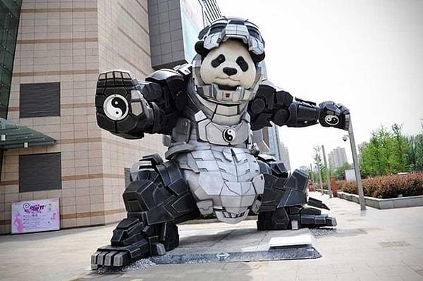 14. Hong Kong'ta bulunan 'Iron Man' kostümü giymiş bir panda heykeli... Bu heykel tam 6 metre uzunluğunda!