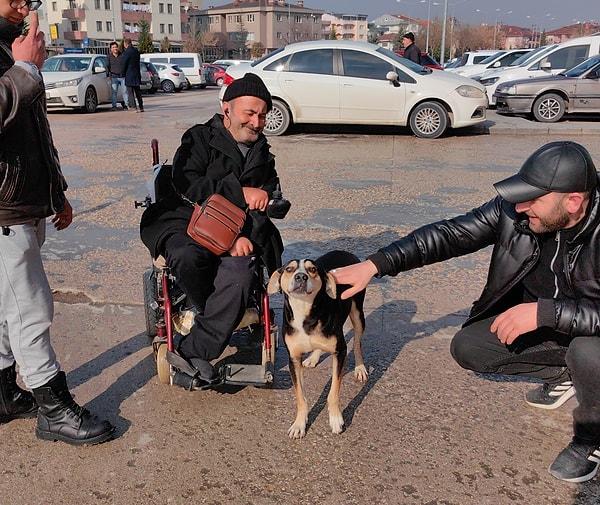 İnegöl’de yaşayan bedensel engelli Arif Korkmaz, 3 ay önce kahvehanede otururken sokaktan geçen bir köpeği sevip, yiyecek verdi.