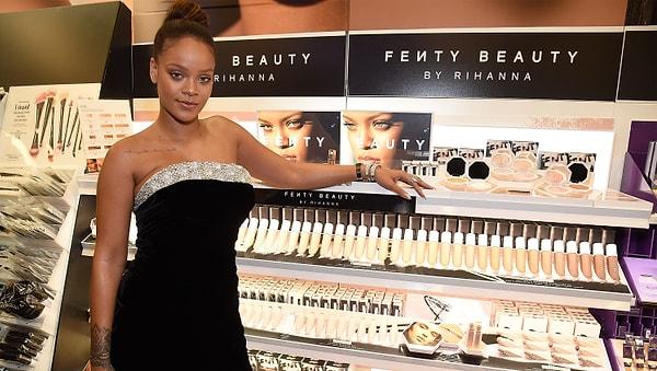 Yaklaşık 6 yıldır müzik sektöründe bulunmayan ve dikkatini Fenty Beauty'e veren Rihanna'nın makyaja ara vererek müzik piyasasına dönüp dönmeyeceği ise merak konusu.
