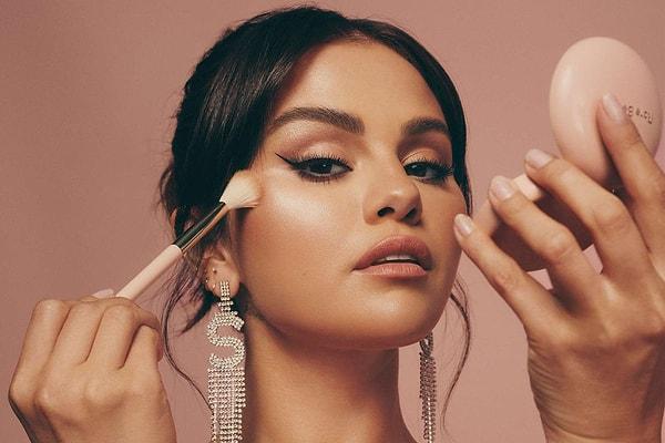 Dünyaca ünlü şarkıcı ve oyuncu Selena Gomez ise yeni albümü “Rare” ile aynı adı taşıyan “Rare Beauty” isimli kozmetik markasını 2020 yılında kurdu.