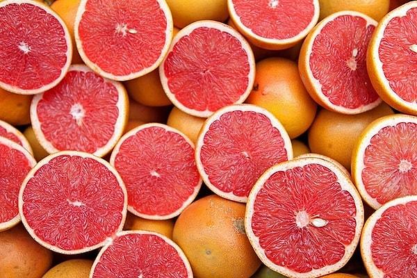 Grip, soğuk algınlığı gibi solunum yolu enfeksiyon hastalıklarının daha hızlı iyileşmesine yardımcı olan greyfurt, C vitamini bakımından en zengin turunçgiller arasındadır.
