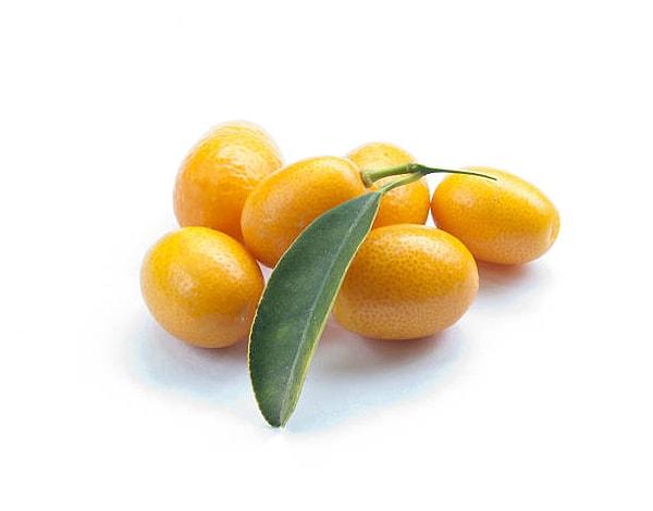 Kumkat, her turunçgil gibi nefis bir C vitamini deposu, bu sayede bağışıklık sistemini güçlendiriyor. Yüksek oranlarda A, B1, B2 ve B3 vitaminleri içeriyor.