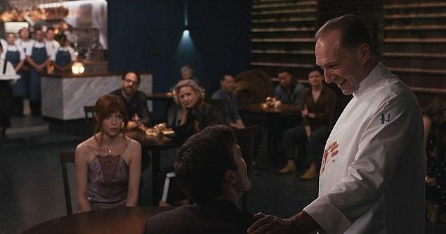 Margot's arrival leads to a battle of wills between Slowik, with whom she has more in common than she thought. Margot's status as an unwanted customer leads to scenes of tension, horror and comedy between her and Slowik, the cook.